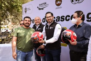 Entregan en Santiago 100 cascos donados a motociclistas
