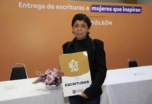 Entregan escrituras a nueve mujeres 
